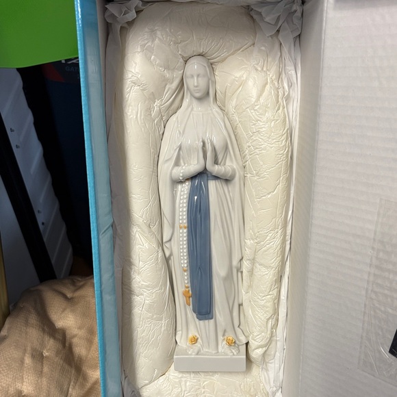 Lladro Nuestra Señora de Lourdes Figurine - Picture 3 of 4